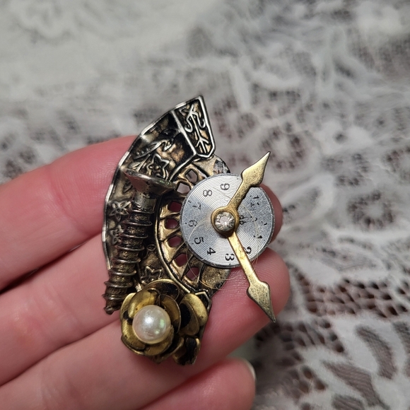 Vintage Steampunk Gear Earrings with Pearl Accents - Picture 3 of 6